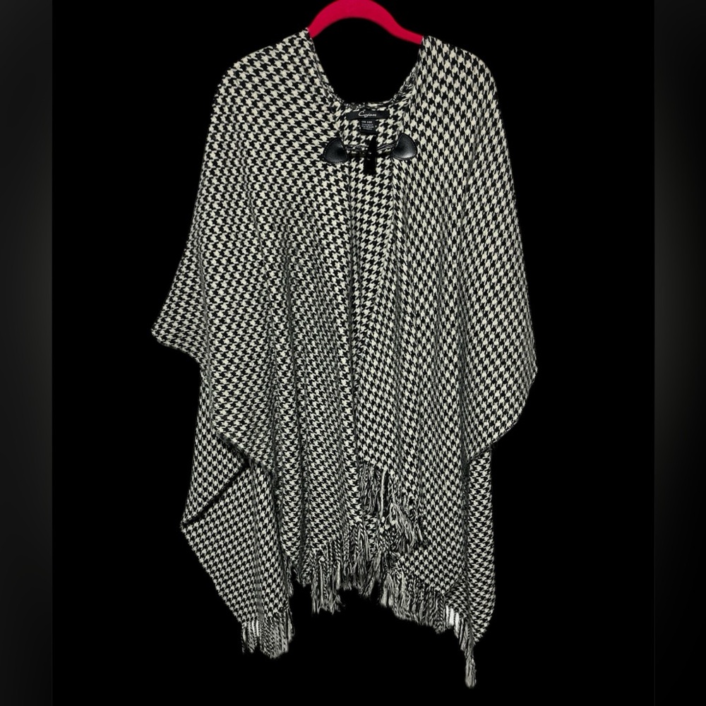 CEJON HOUNDSTOOTH WRAP WOMEN BLACK/WHITE OS W/FRINGED‎ HEM TOGGLE CLOSURE ICONIC